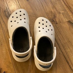 White lined crocs, very good condition, Womens 8